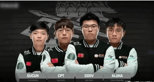 着队友们在 着队友们在